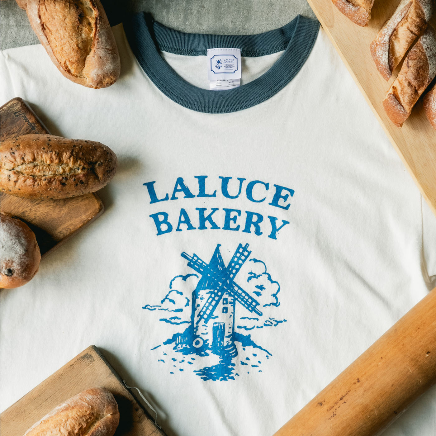LALUCE BAKERY Delivery T−shirt